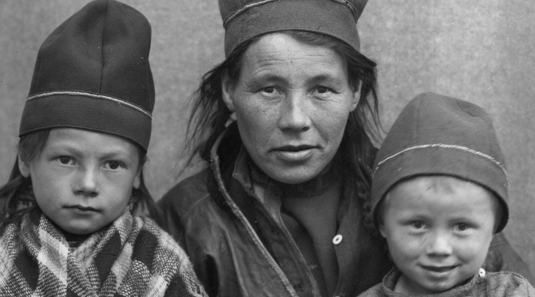 Inger Nikolaisdatter Tjikkom (f. 1879), med barna Sara og Peder. Foto: Johan Brun/Tromsø universitet: Tromsø museum og Árran: Lulesamisk senter.