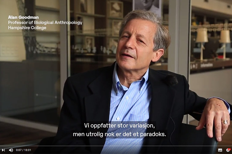Skjermdump fra filmen "Drøfting: Menneskelig mangfold, rase og rasisme idag", produsert av Norsk Teknisk Museum til utstillingen FOLK.