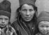 Inger Nikolaisdatter Tjikkom (f. 1879), med barna Sara og Peder. Foto: Johan Brun/Tromsø universitet: Tromsø museum og Árran: Lulesamisk senter.