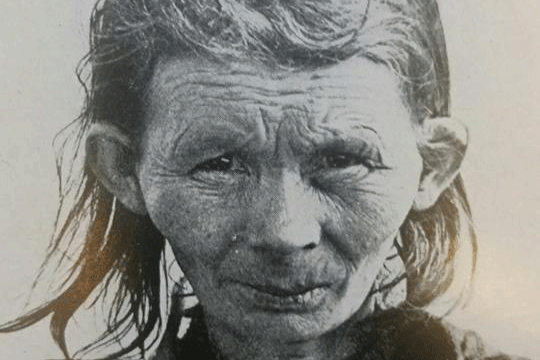 Foto: Susanna Andersdatter Koltik, Gällivare. Fotograf: Johan Brun eller Kristian Schreiner, i Alette Schreiners "Anthropologische Lokaluntersuchungen in Norge, Hellemo", Vitenskabs-selskabets skrifter nr. 1 (1932).